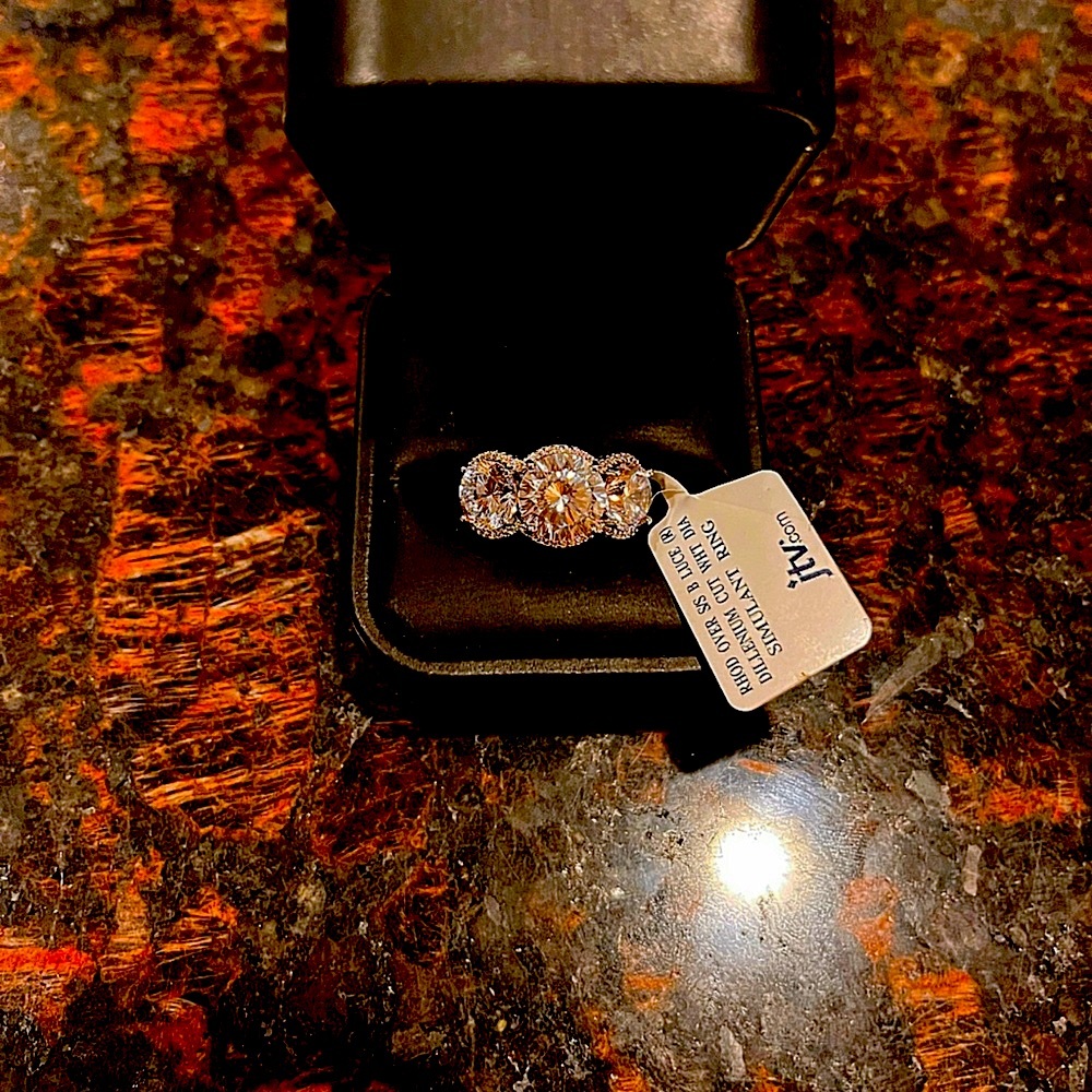 DILLENIUM CUT 12.70CTW WHITE
DIAMOND SIMULANT RHODIUM OVER 925 STERLING SILVER💍